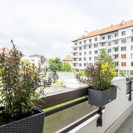 Black&brown : T2 Avec Terrasse Et Parking *